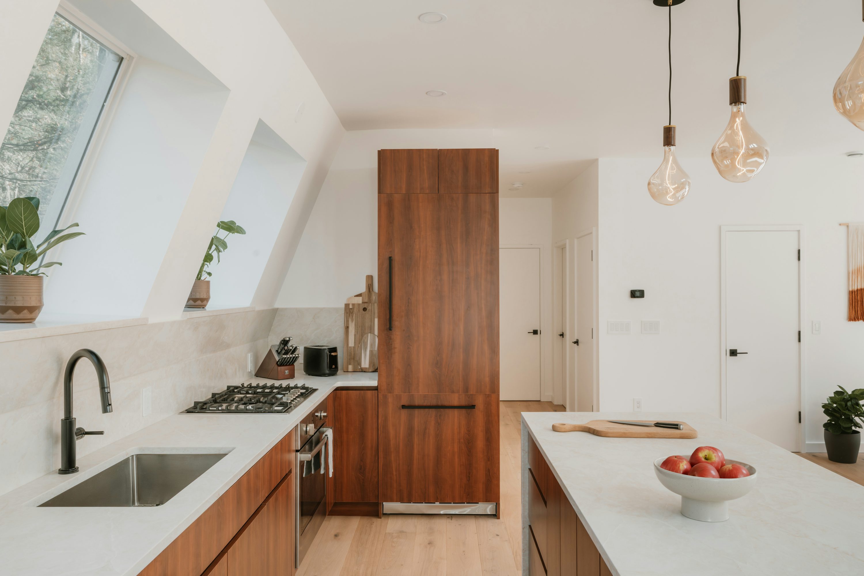 Kitchen inspiration with warm natural materials and contemporary finishes